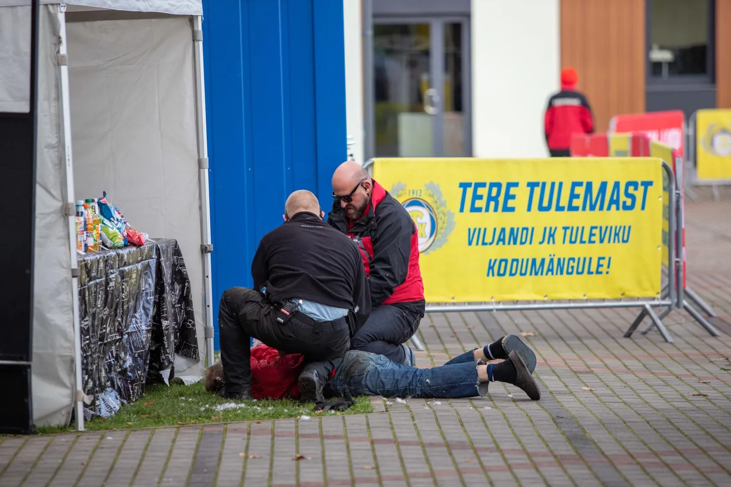 Turvafirma töötajad väänasid pealtvaataja pikali ja viisid tribüünilt ära. Kui esialgu ei võtnud jalgpalliliit seisukohta, kas jõu kasutamine oli põhjendatud, siis nüüdseks on ta oma hinnangu andnud, lõpetades turvafirmaga koostöö.