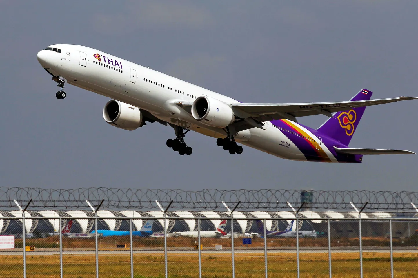 Thai Airwaysi Boeing 777-300ER tõusmas õhku Suvarnabhumi lennujaamast Bangkokis