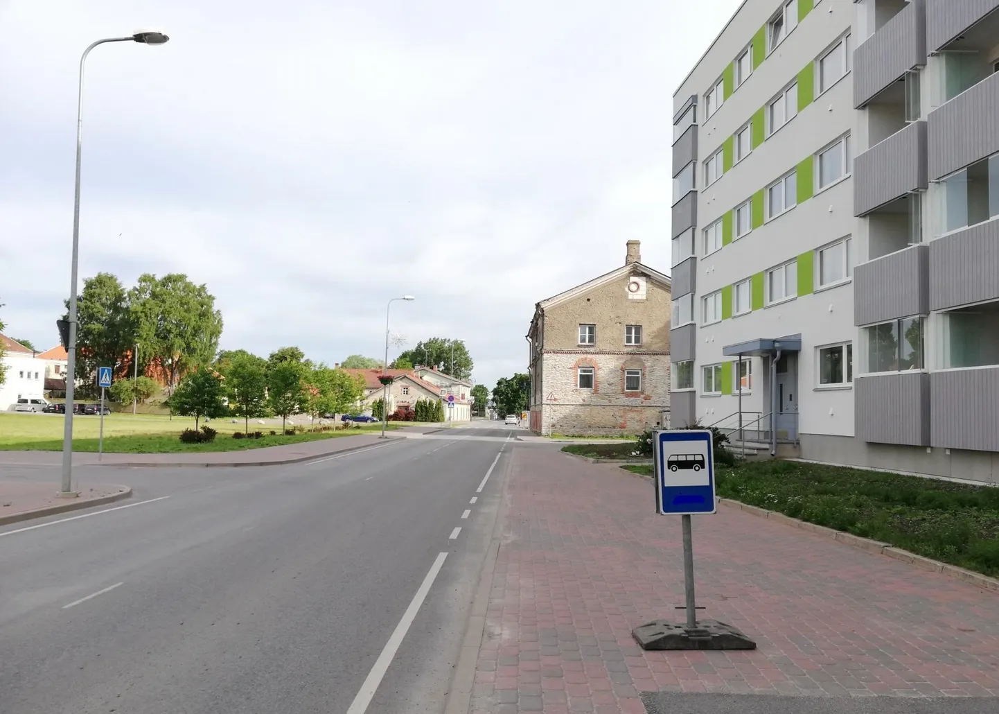 C. R. Jakobsoni tänaval korruselamu ees hakkab ajutiselt olema bussipeatus.