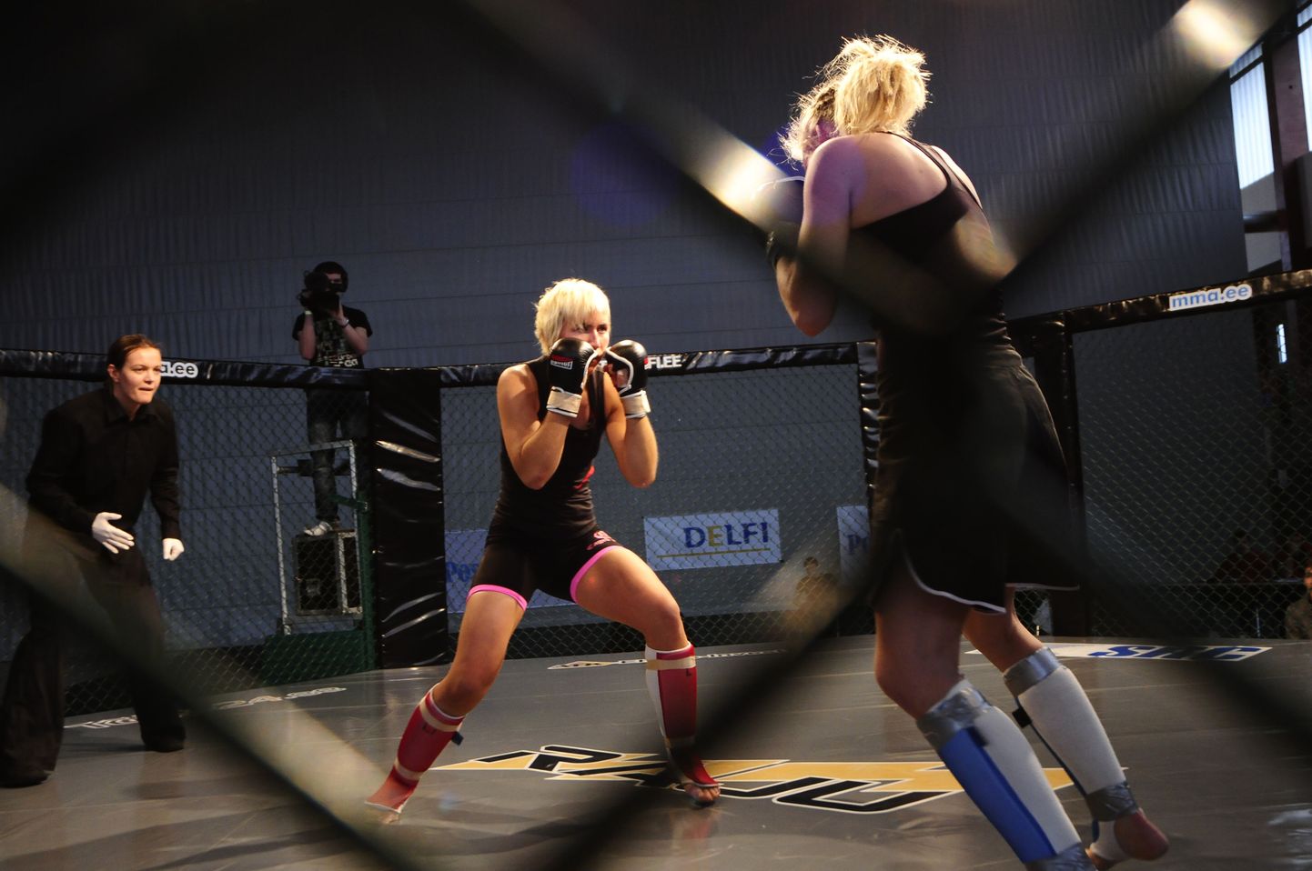 Mullu peeti Tartus Raju raames Eesti ajaloo esimene MMA naistearvestuse matš: vasakul matši võitja Kaisa Rebane (Elustreening Eesti, Tartu) võistlemas Helen Rebase vastu (3D Treening, Tallinn).