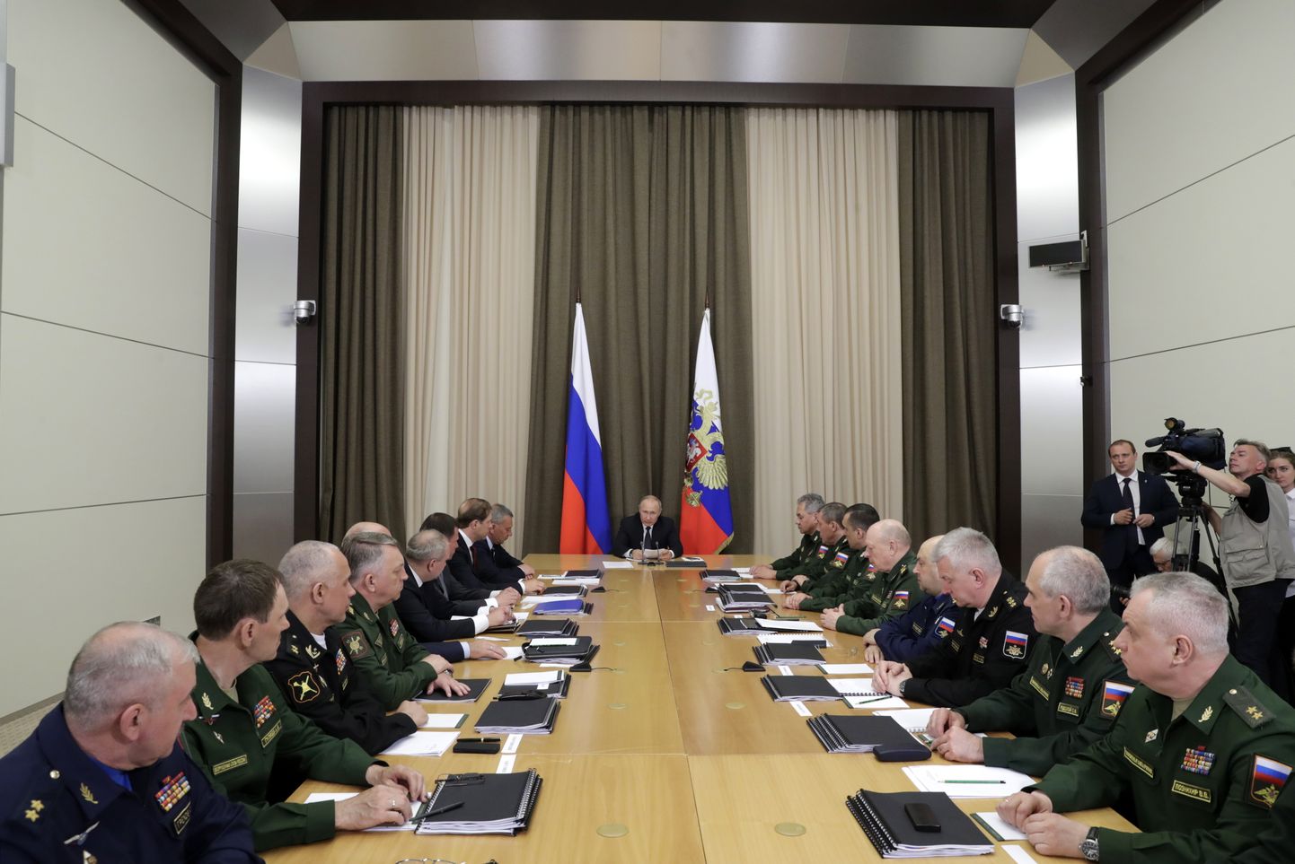 Venemaa president Vladimir Putin juhtimas sõjaväe ja relvatööstuskompleksi istungit 13. mail Sotšis.