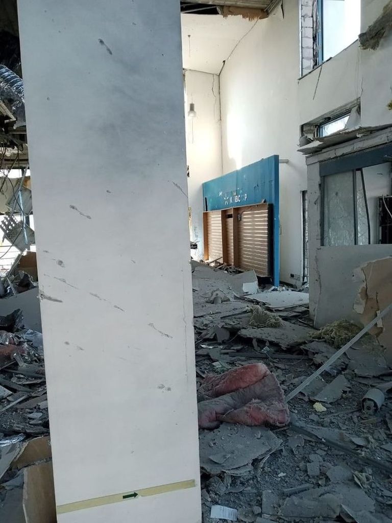 Офис компании Киевстар после обстрела "градами"