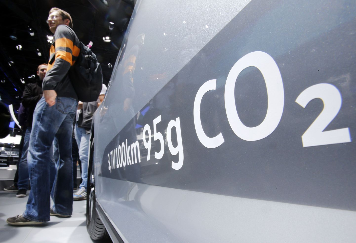 CO2 näidu kleepsuga Volkswagen Passat Diesel Frankfurdi automessil.