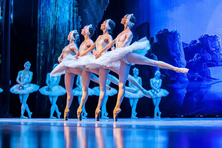 "Лебединое озеро" в исполнении балетной труппы "Kyiv Grand Ballet".