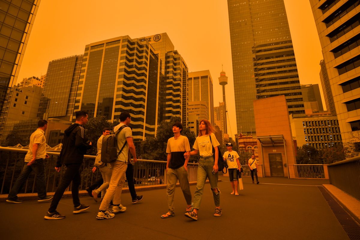 Maasikupõlengute suits mattis Sydney linna oranžikasse sudusse.