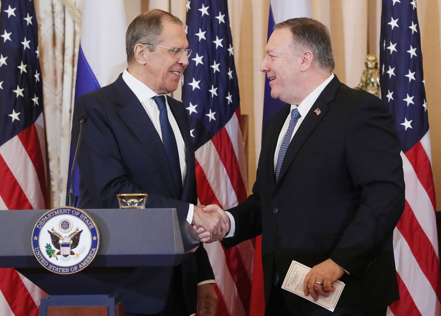 Министр иностранных дел Сергей Лавров действительно сейчас находится в США, где встретился с Генеральным секретарем США Майком Помпео.