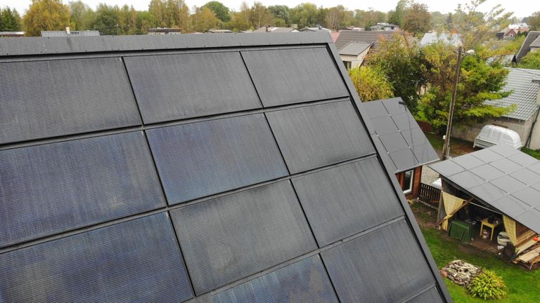 Päikesepaneelid katavad ühtlaselt kogu katusepinna.