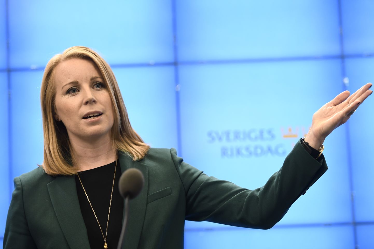 Rootsi Keskpartei esimees Annie Lööf oktoobri keskel pressikonverentsil.