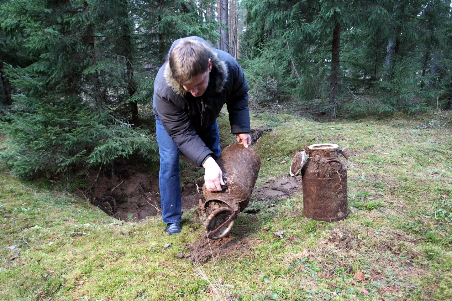 Pildil on surnud rotid piimamannergus. Leitud endise sõjaväeosa juurest Tammikul Viljandi maantee ääres.