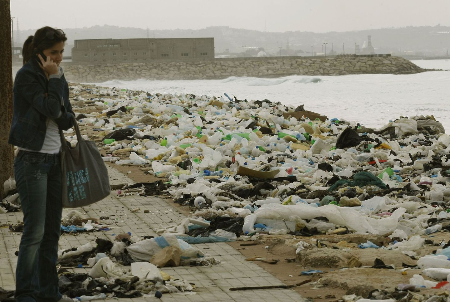 Vahemerest kaldale uhutud plastikjäätmed