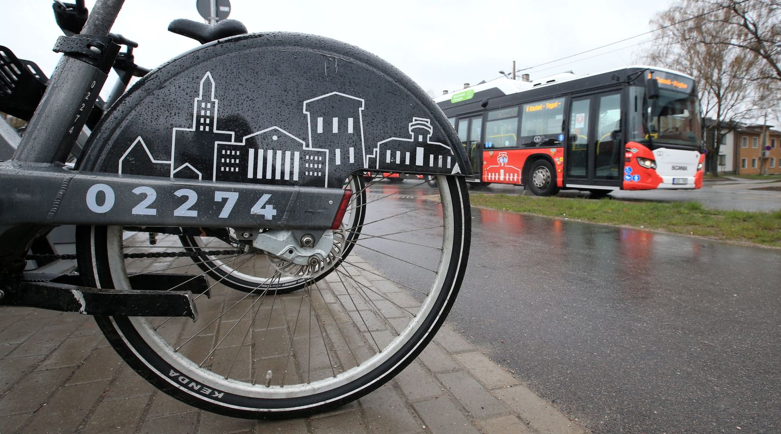 Linn otsib rattaringluse rataste korvide peale reklaami.