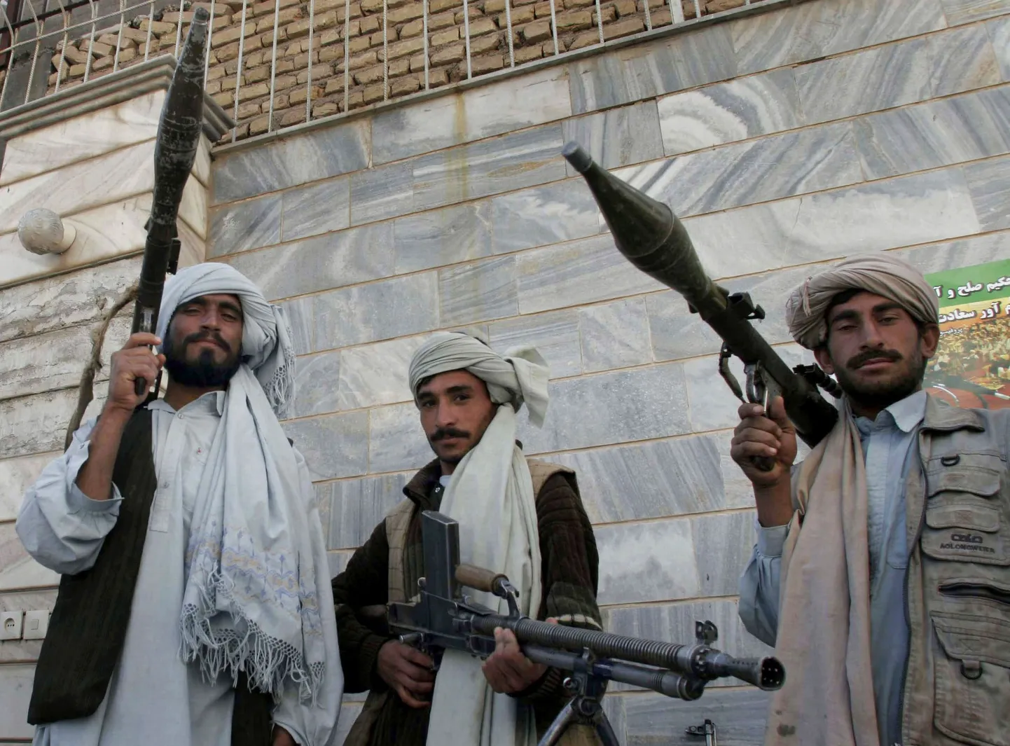 Talibani endised võitlejad poseerimas relvadega tseremoonial, kus nad loovutasid need rahu märgiks keskvalitsusele.