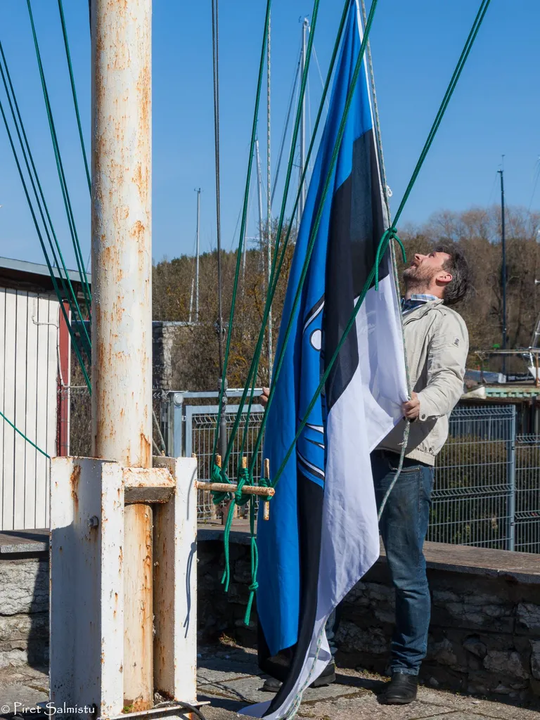 Mikk Köösel Kalev Jahtklubi lippu heiskamas