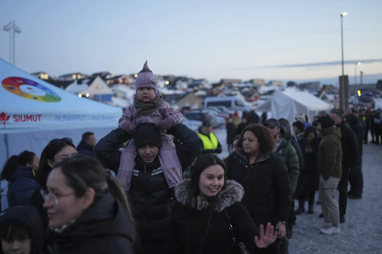 Hääletajad eile Gröönimaa pealinnas Nuukis valimisjärjekorras.