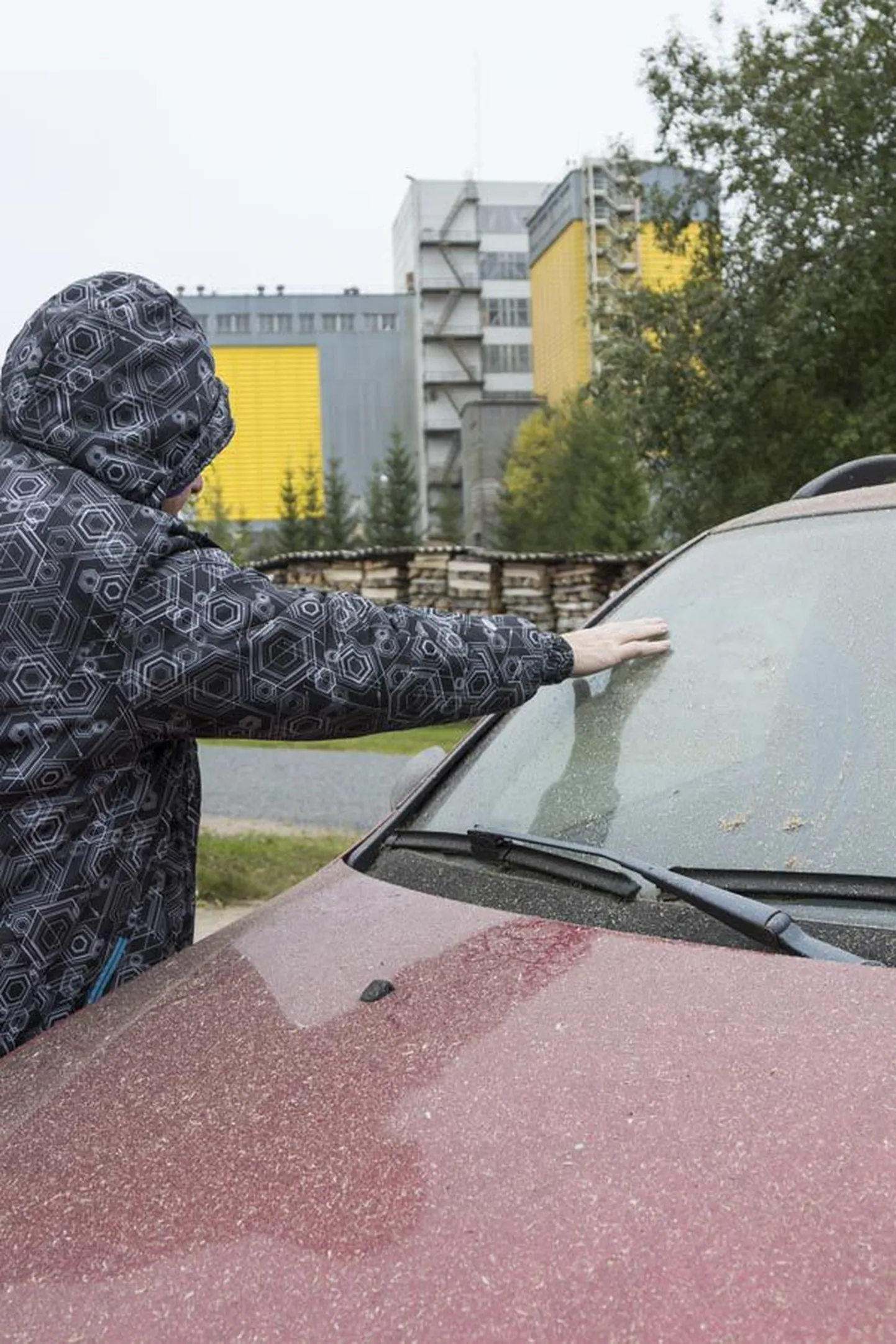 See auto on Papli tänaval seisnud terve möödunud nädala ning isegi kõvasti pestes on sellele kogunenud kuivanud mustust keeruline maha saada.