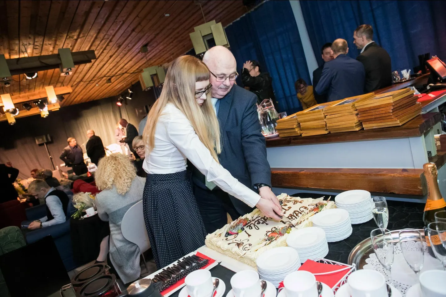 2017. aasta peotorti lõikavad VIROL-i juhatuse esimees Einar Vallbaum ja Eva Samolberg-Palmi, toona peatoimetaja asetäitja.