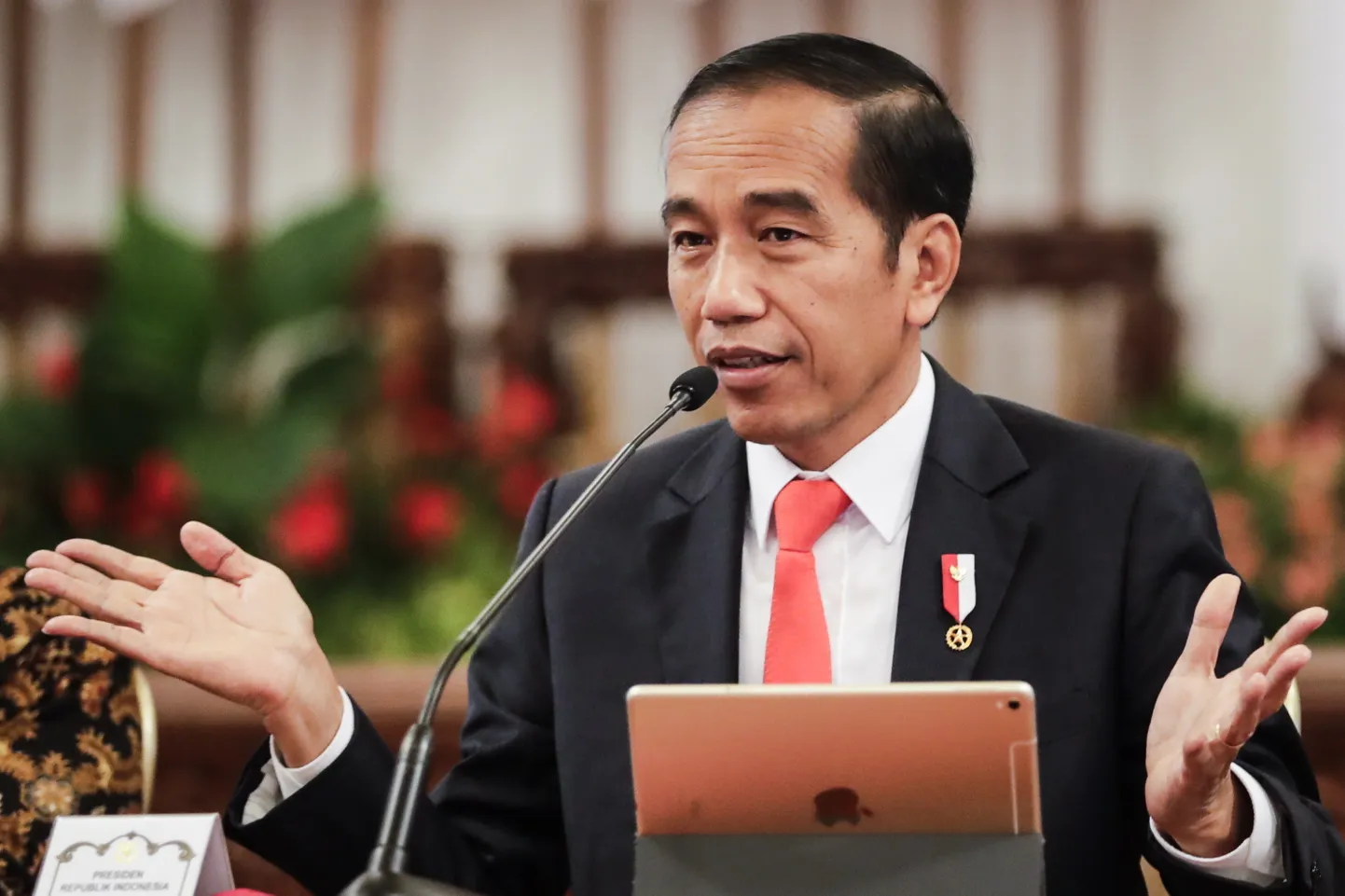 Indoneesia president Joko Widodo esmaspäeval Jakartas presidendipalees ajakirjanikele esinemas.
