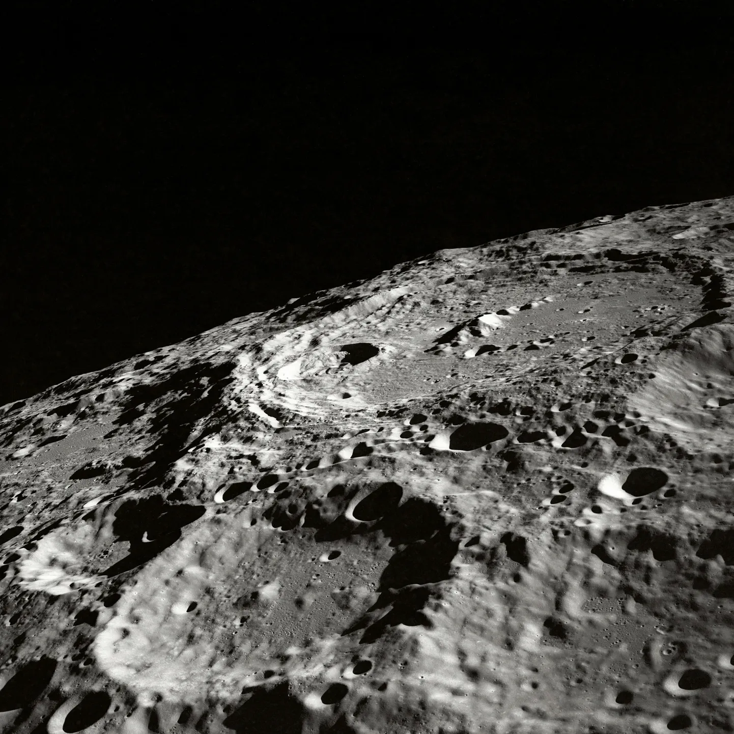 Jutt, et Kuu on seest õõnes sai alguse ilmselt NASA eksperimentidest, kus korraldati kuuvärin ja imestati selle üle, kui pikalt Kuu seejärel helises.
