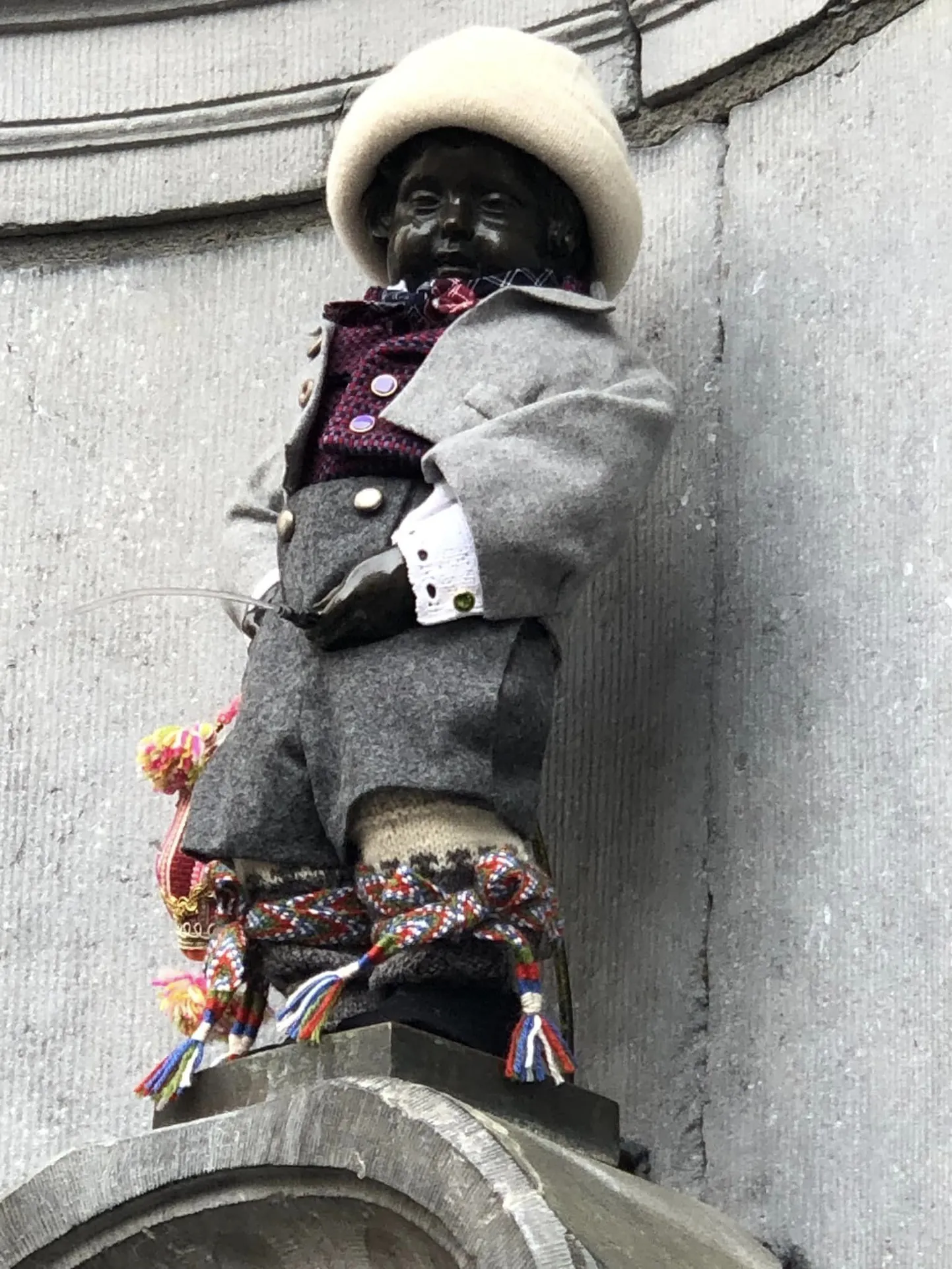 Mannekin Pis ehk Pissiv poiss Jämaja rahvariietes.