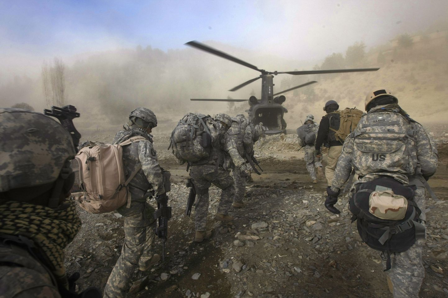 USA sõjaväelased 2008. aastal Derezda orus Afghanistani ja Pakistani piiri lähistel.