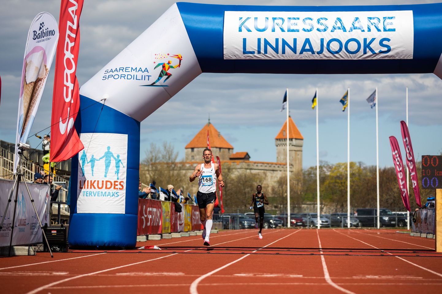 Eelmisel aastal sai Kuressaare linnajooks tähelepanu sellega, et 10 kilomeetri distantsi võitja Tiidrel Nurme püstitas algselt Eesti rekordi, mis hiljem sertifikaadi puudumise tõttu siiski tühistati. Vaatamata sellel oli eelmise aasta jooks siiski väga kõrgetasemeline, sest kohal oli tollane Eesti 10 kilomeetri edetabeli esikolmik.
