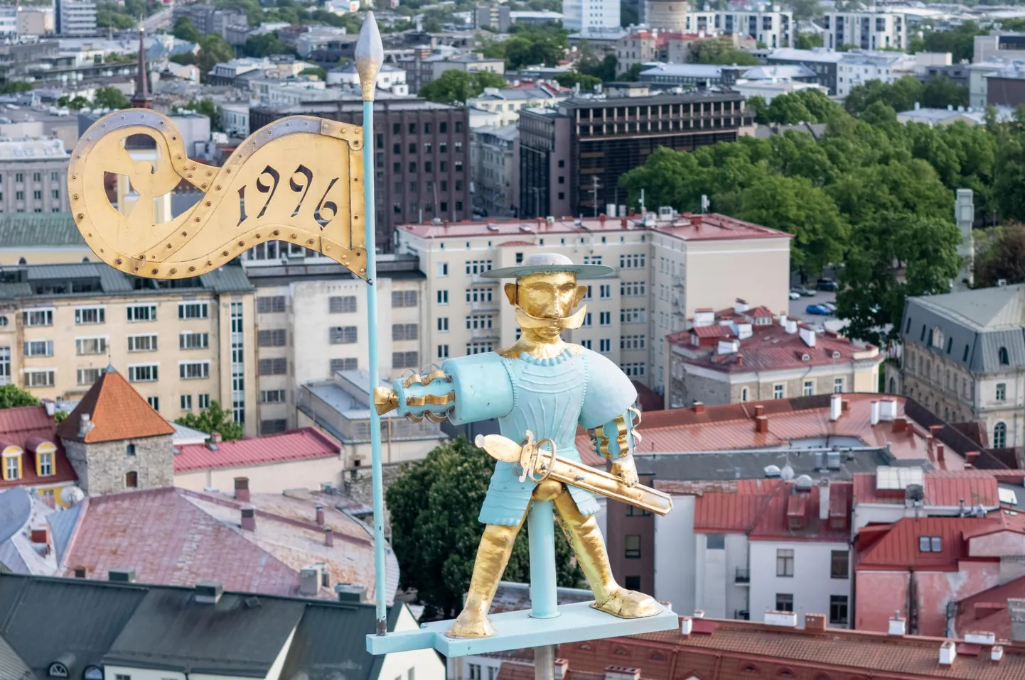 Praegu on Tallinna Raekoja tipus kunagise Vana Tooma «pojapoeg». Pilt on tehtud 10. juunil 2025.