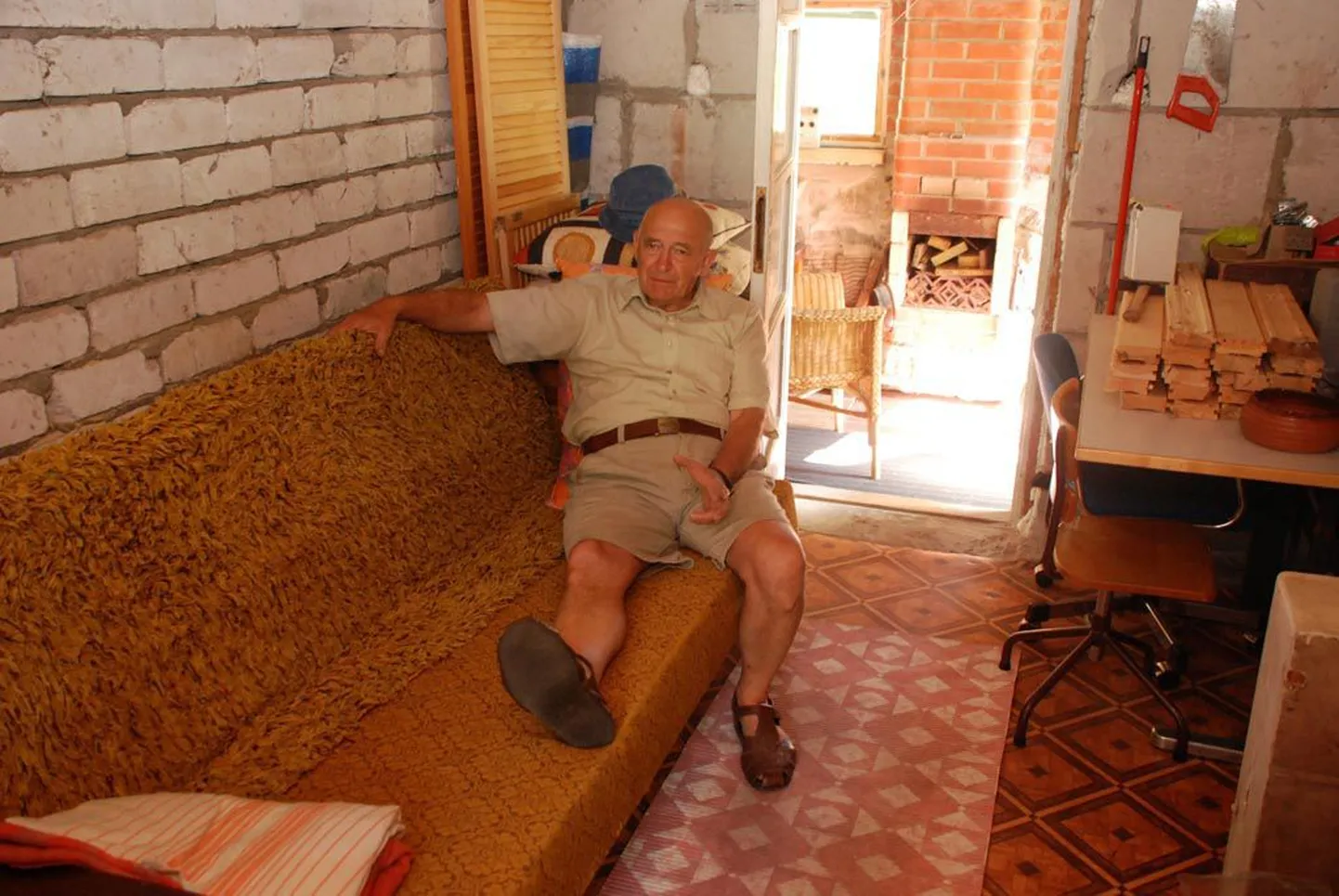Valter Parve tunneb puukuuris elamisest sula rõõmu, sest olla tulipalavas toas on suvel piin.