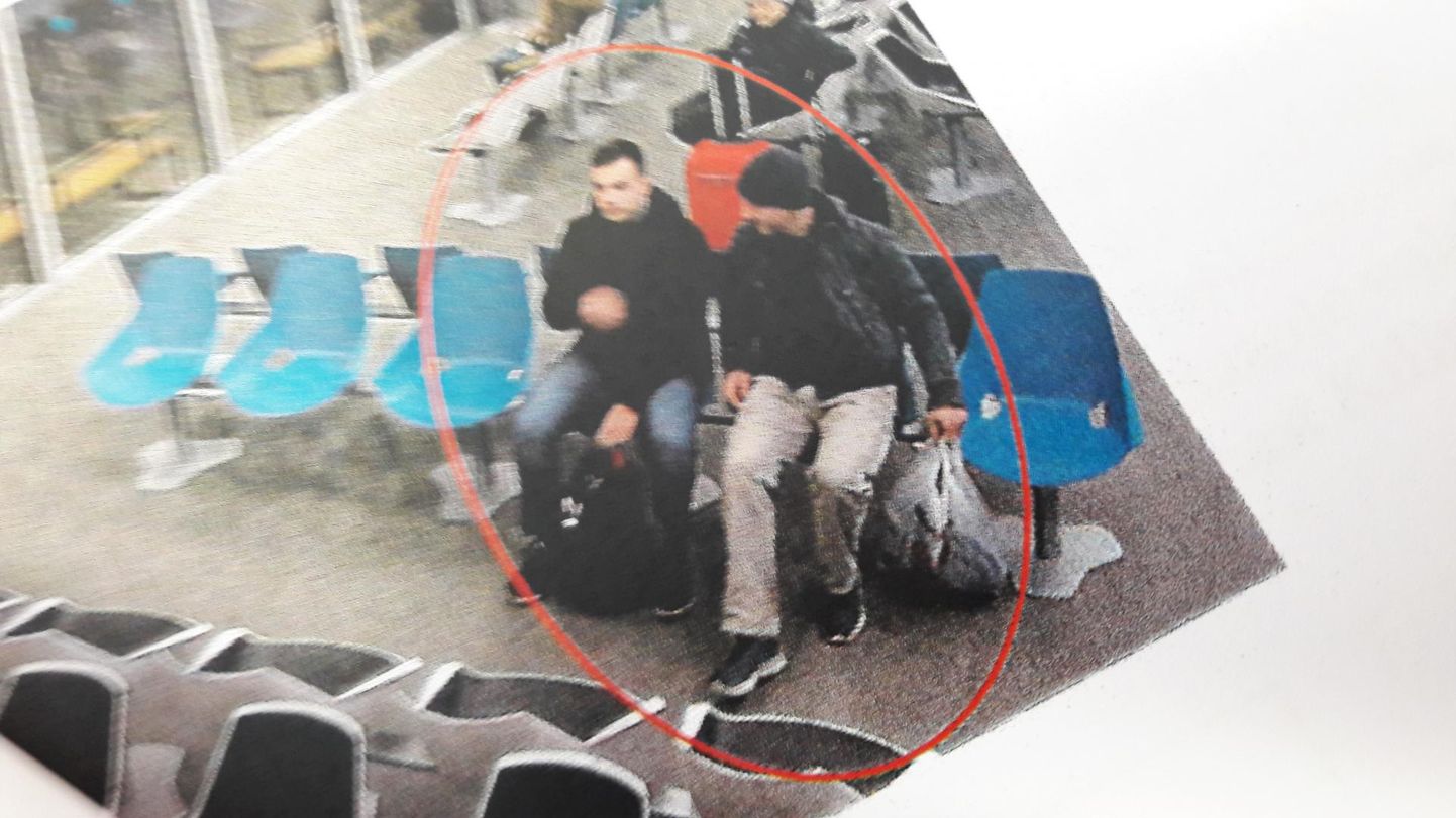 В течение недели Фаустас и Мантас Григалюнасы трижды приезжали на автобусе в Пярну, где попали в поле зрения камеры выдеонаблюдения. На родину они возвращались на машинах.