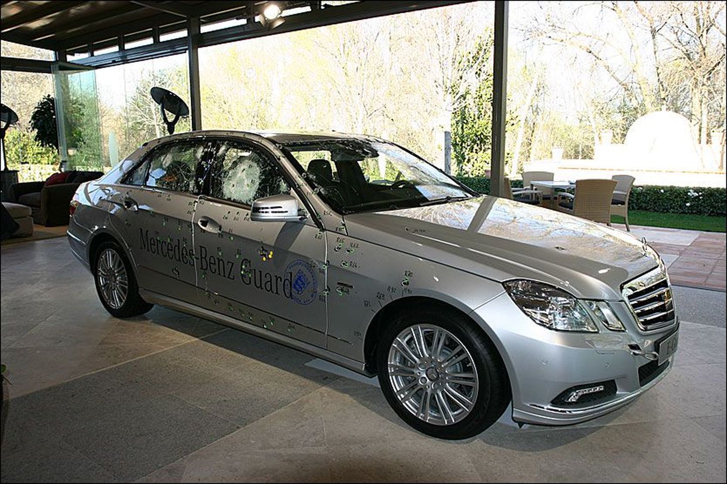 Euroopas tuli müügile Mercedese uus kuulikindel masin E-Guard. Pildil üks testmasinatest.