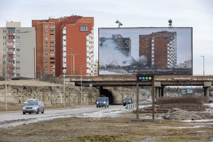 Цыганская шлюха берет в рот и делает минет в машине