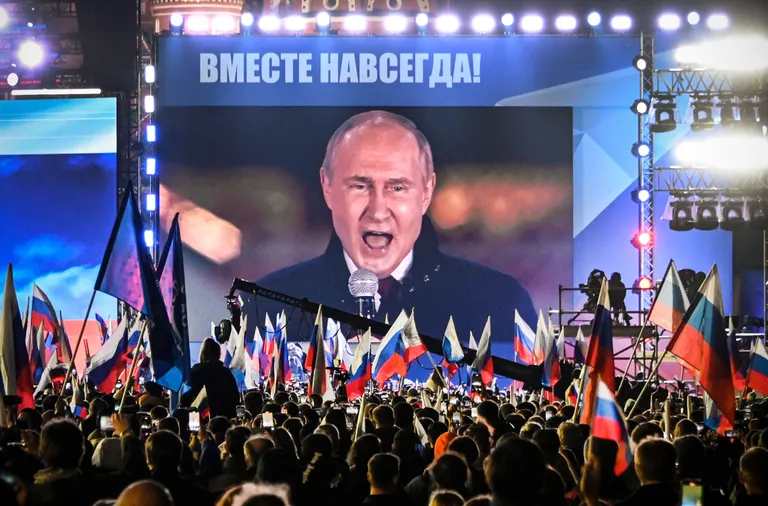 Президент России Владимир Путин на экране на Красной площади выступает на митинге и концерте в честь аннексии четырех регионов Украины, оккупированных российскими войсками — Луганска, Донецка, Херсона и Запорожья, в центре Москвы