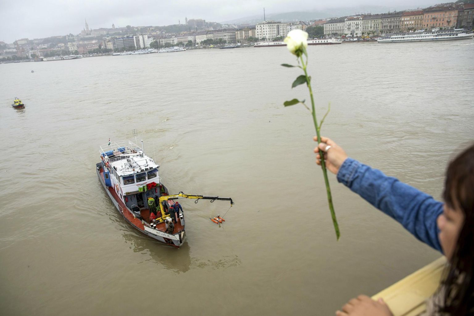Uppunud laeva poole visati eile Margiti sillalt lilli. 