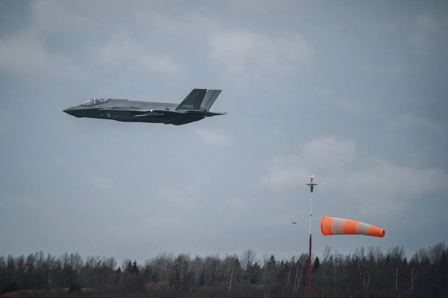 Hollandi F-35 hävitajad droonitõrje harjutusele suundumas.