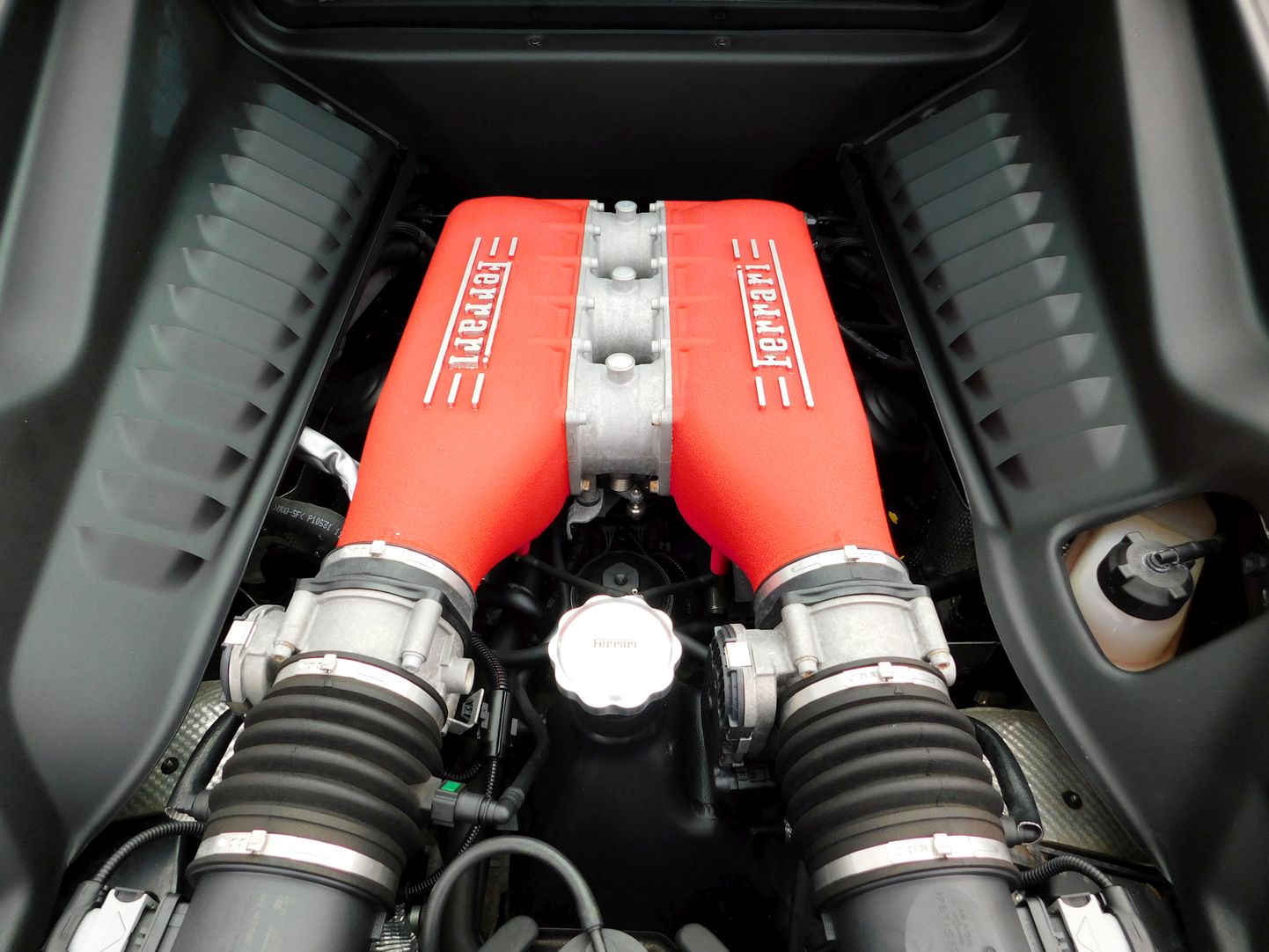 Двигатель автомобиля Ferrari. Иллюстративное фото.