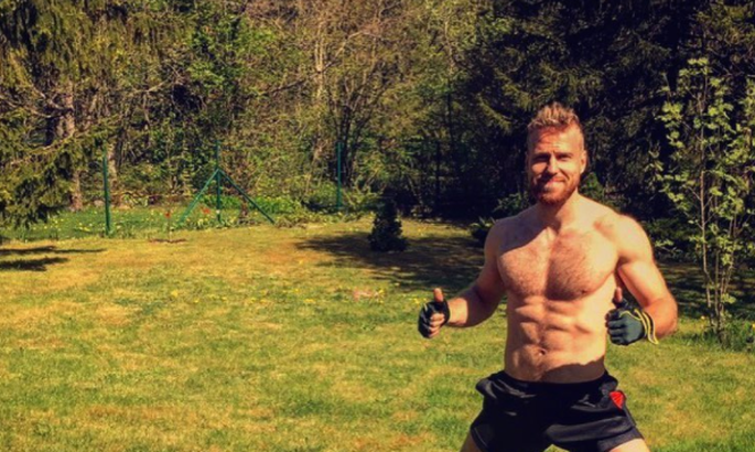 Jalgpalliäss Henri Anier näitab võimsaid kõhulihaseid! Elu24