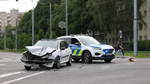 FOTOD ⟩ Tallinnas põrkasid kokku kaks sõiduautot, üks juhtidest viidi haiglasse