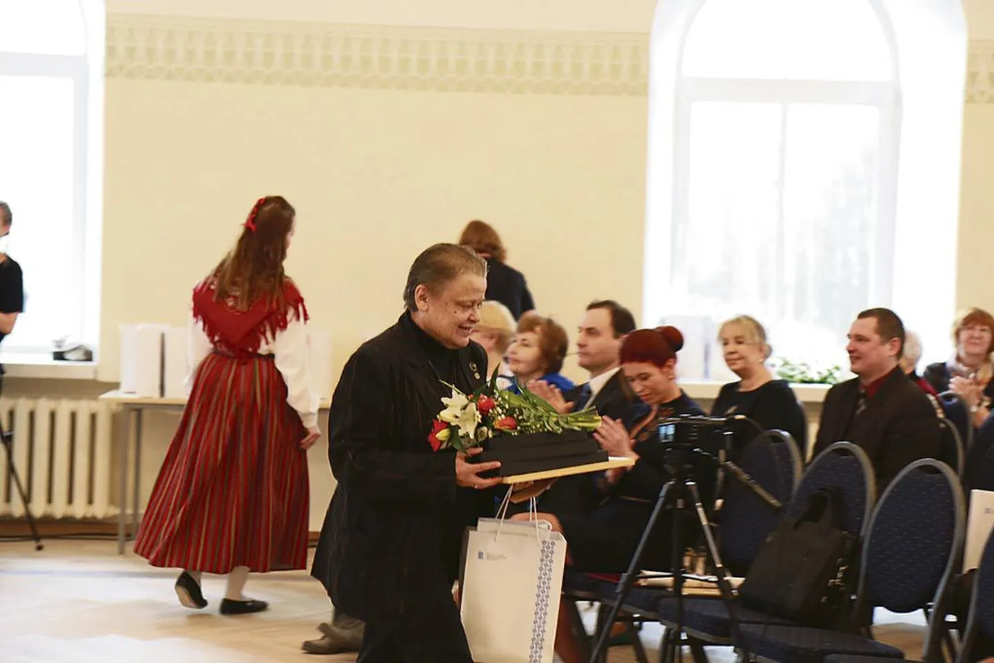 Keeleteo auhinda oli tulnud vastu võtma Marja Kallasmaa, “Eesti kohanimeraamatu” üks toimetajatest.