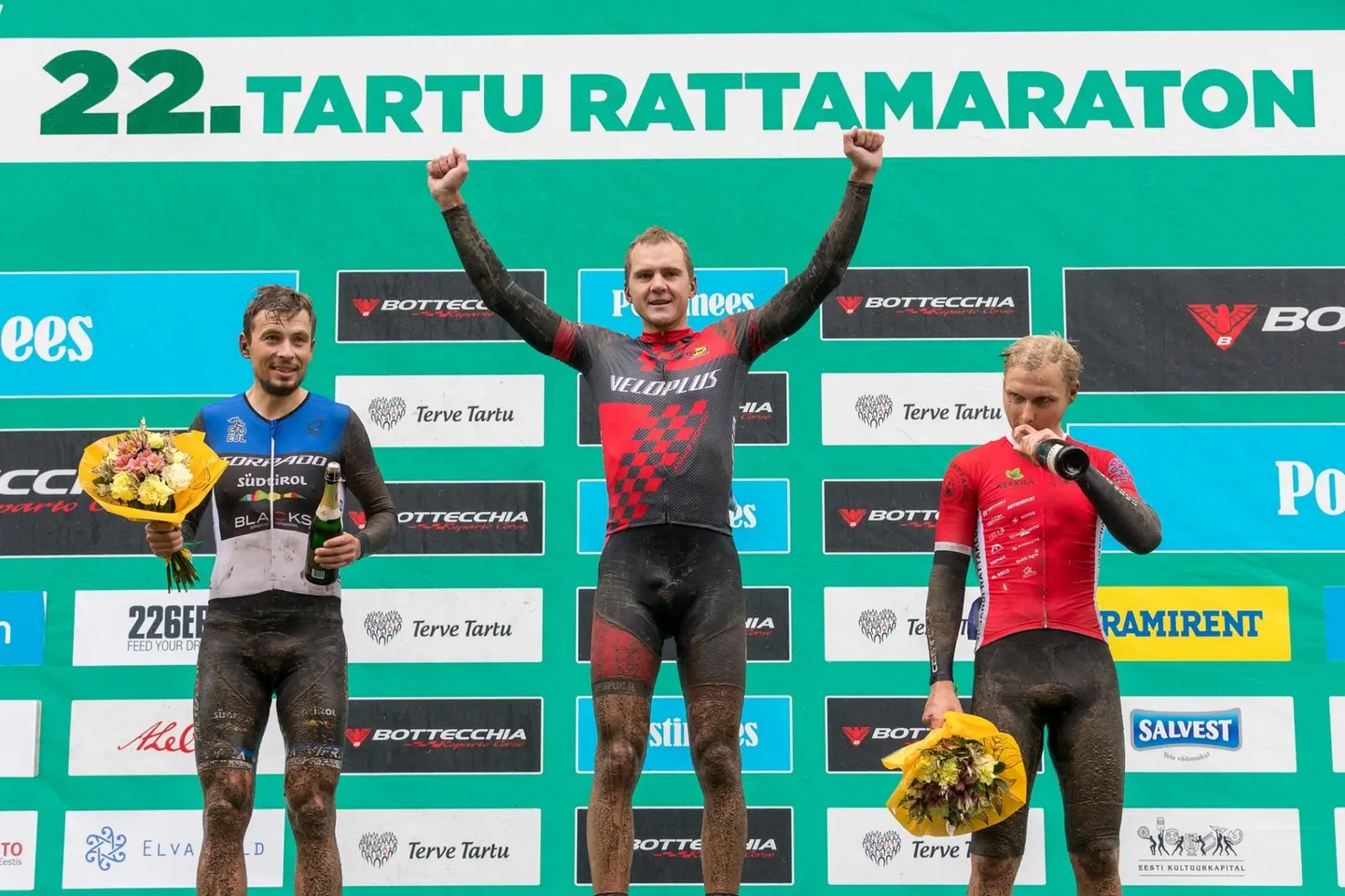 Rasketes oludes läbitud Tartu maratoni lõpuks sai Gert Jõeäär (keskel) käed taeva poole tõsta. Pjedestaalile astus ka tehniliste viperuste kiuste kolmandaks tulnud Josten Vaidem.