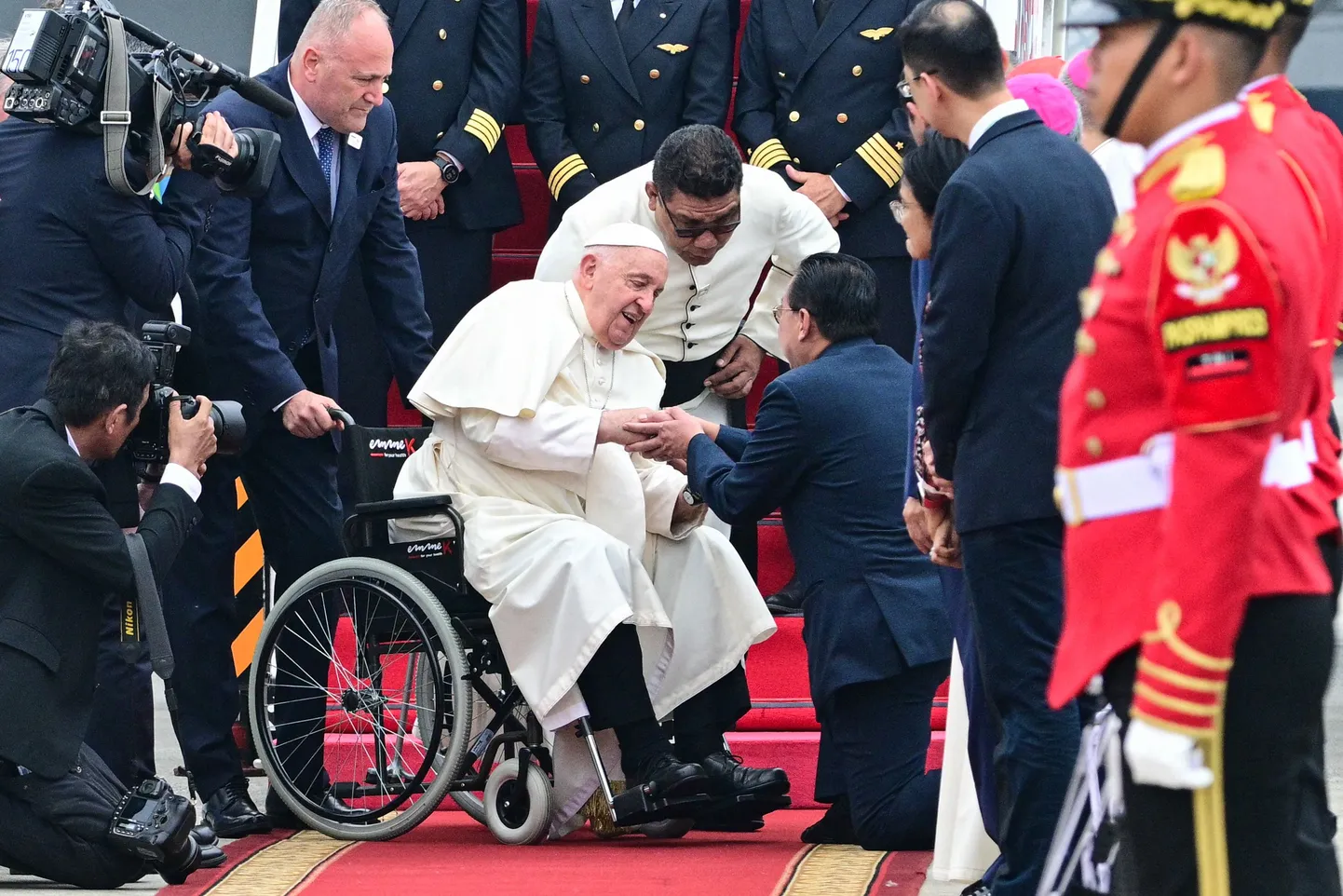 Paavst Franciscus saabumas Jakarta rahvusvahelisse lennujaama.