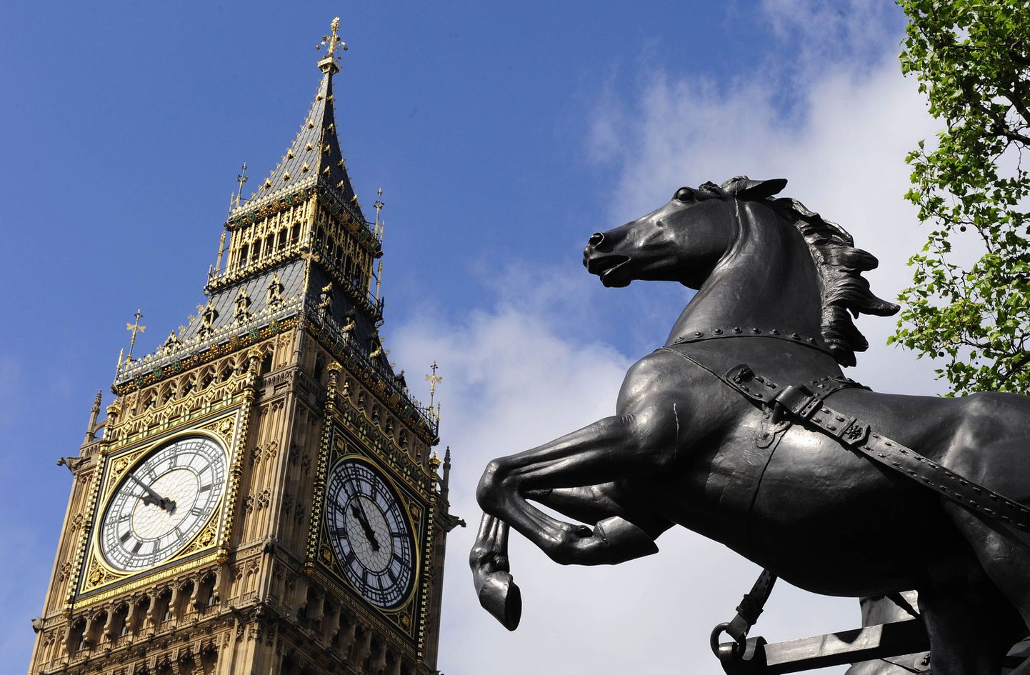 Londoni parlamendihoone kellatorn ja kell Big Ben