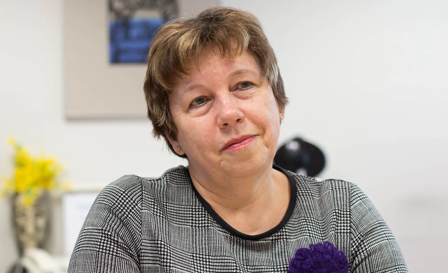Ingrid Spitz vallandati seadusevastaselt Jõhvi keskraamatukogu direktori kohalt, mille järel mõistis tööinspektsioon Jõhvi vallalt tema kasuks välja materiaalse ja moraalse kahju hüvitamiseks aastapalga.