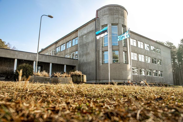 Pärnu Raeküla kool vajab hädasti remonti, hoone soojustamistööd algavad abilinnapea Varje Tipu sõnutsi juuni alguses.