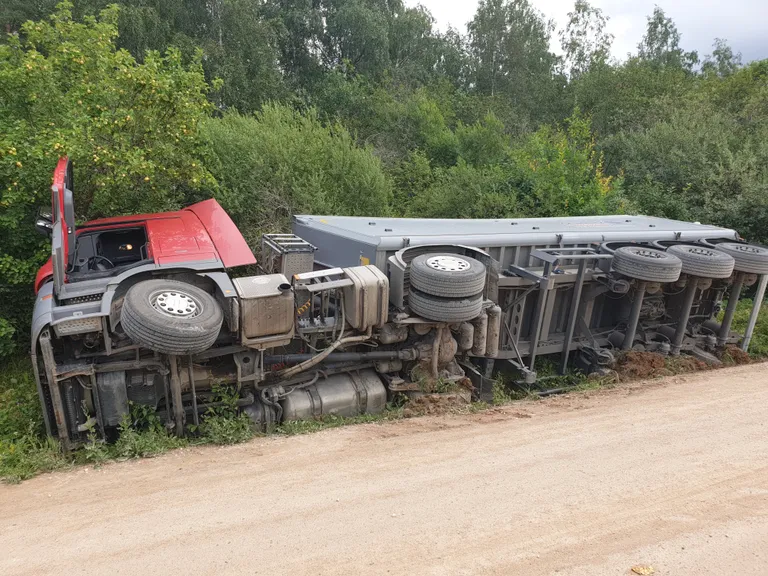 Kolga külas vajus veoauto kraavi.