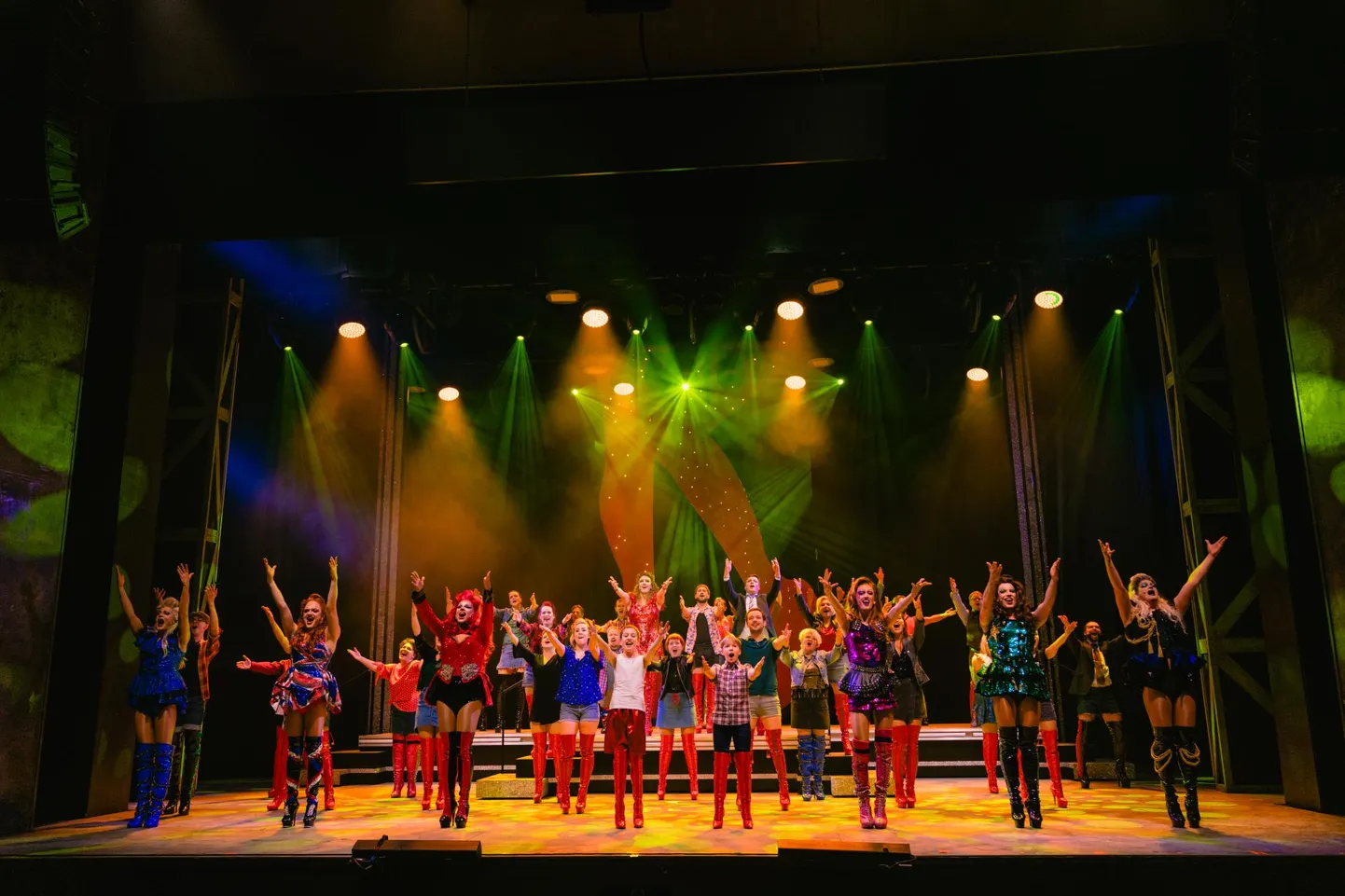 Muusikali «Kinky Boots» osatäitjad kannavad kirevaid kostüüme, mille on kavandanud soomlane Tuomas Lampinen.