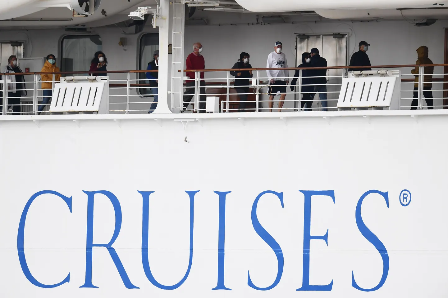 Jaapani Yokohama sadamas karantiinis olev kruiisilaev Diamond Princess. Pildil reisijad jalutamas välistekil