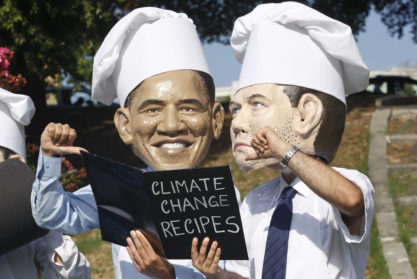 Heategevusorganisatsooni Oxfam liikmed kannavad Venemaa presidendi Dmitri Medvedevi ja USA presidendi Barack Obama maske kliimamuutuste tähtsustamisele suunatud meeleavaldusel Itaalias.