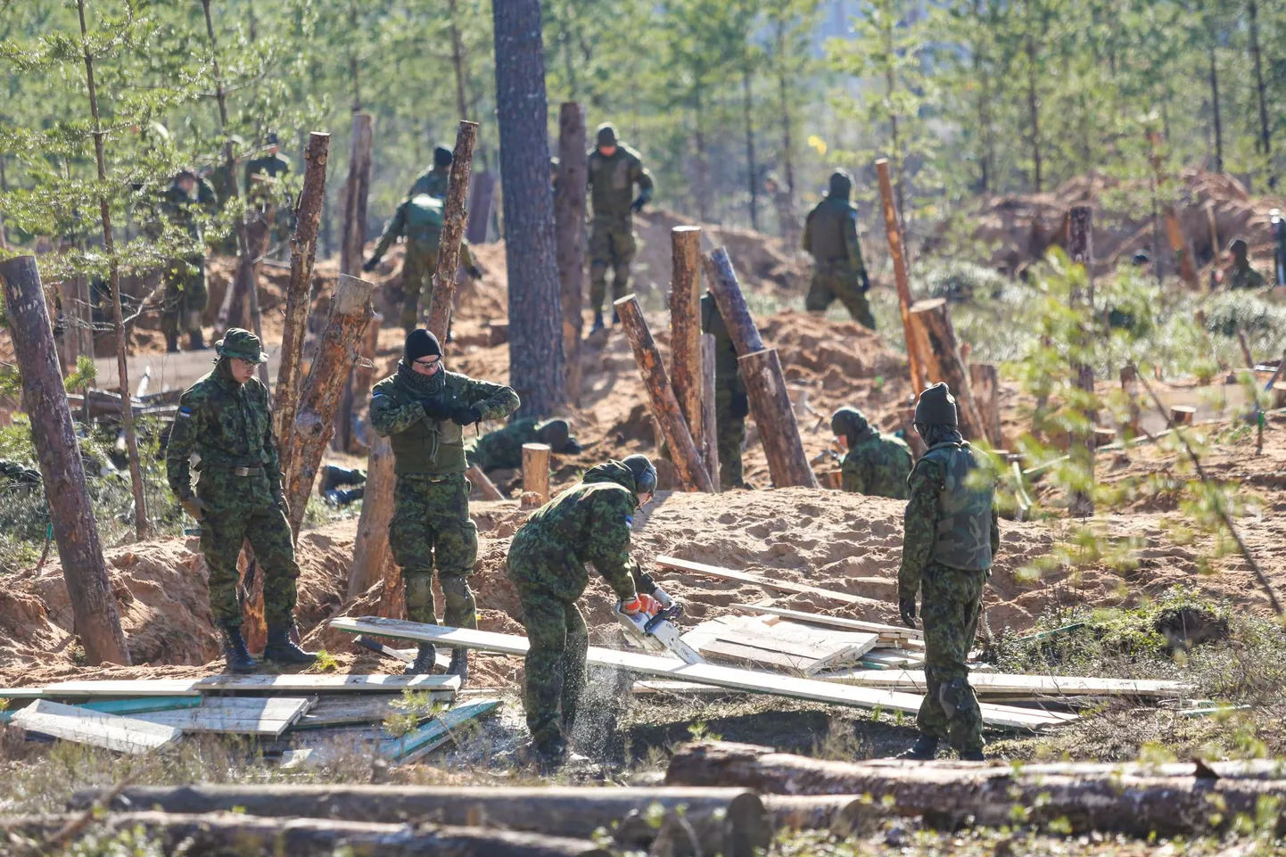 Kuperjanovi jalaväe ajateenijad kevadisel kaevikute rajamisel Nursipalus. Foto on illustratiivne.

 