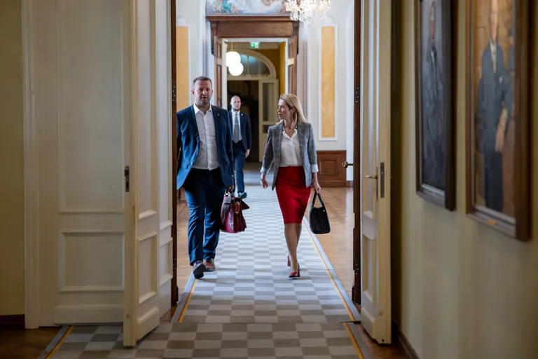 Siseminister Lauri Läänemets ja peaminister Kaja Kallas riigieelarve läbirääkimistel riigikogus.