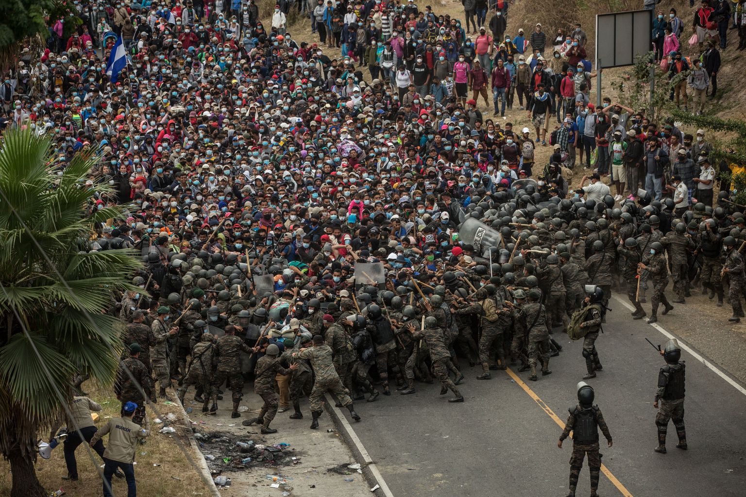 Guatemala sõdurid takistasid Chiquimulas edasitungida üritanud migrandimassi
