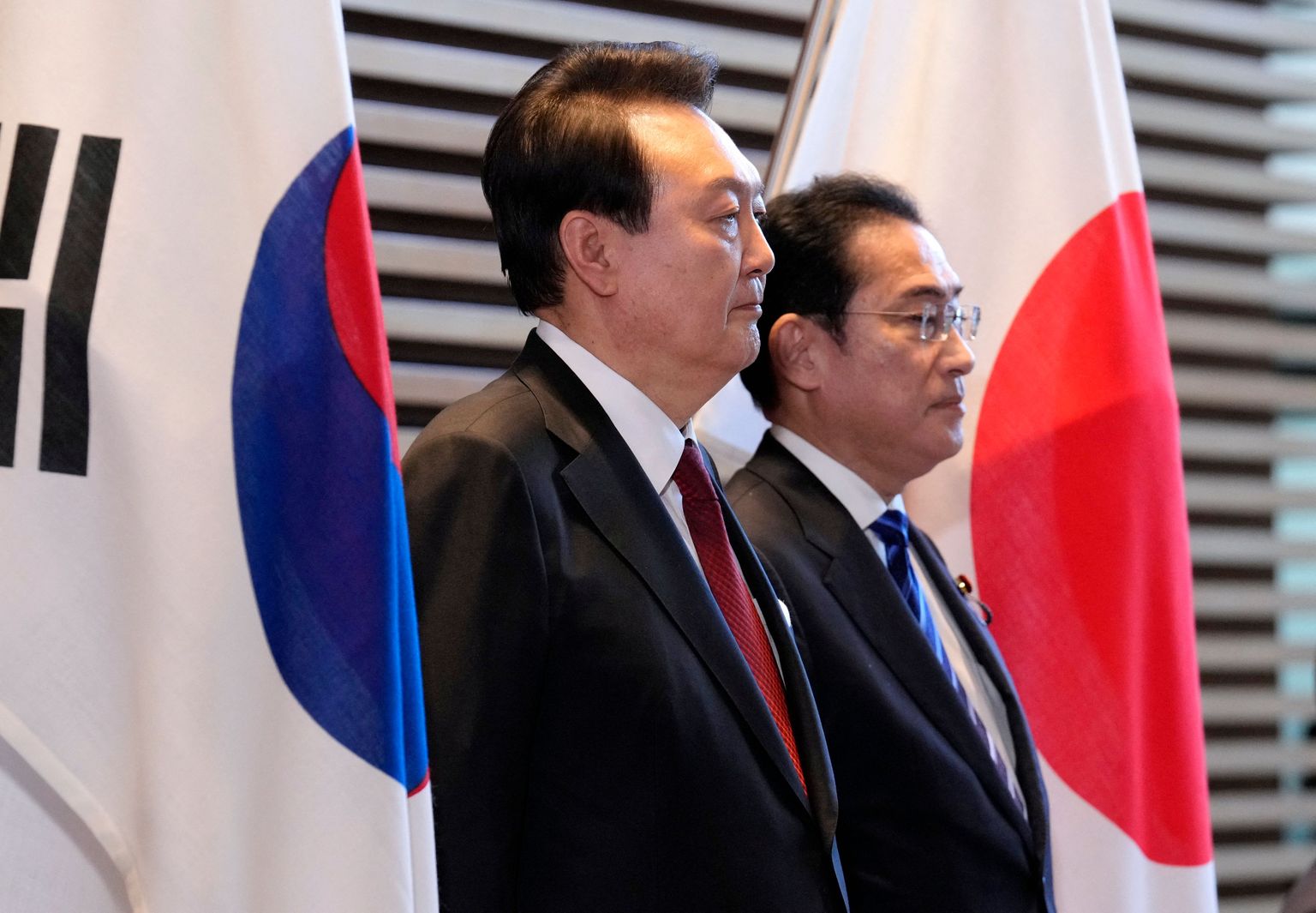 Lõuna-Korea president Yoon Suk-yeol (vasakul) ja Jaapani peaminister Fumio Kishida (paremal) enne kahepoolset kohtumist 16. märtsil Tokyos.